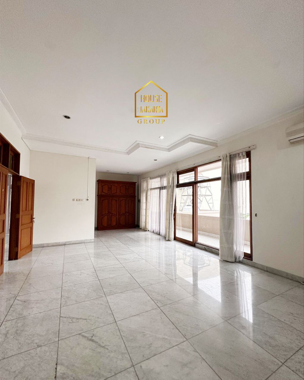 HR1857 Cozy House 2 Lantai Di Menteng with Nice Backyard and Swimming Pool • 2 Storey • Strategic Location