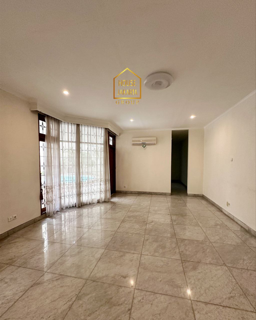 HR1857 Cozy House 2 Lantai Di Menteng with Nice Backyard and Swimming Pool • 2 Storey • Strategic Location