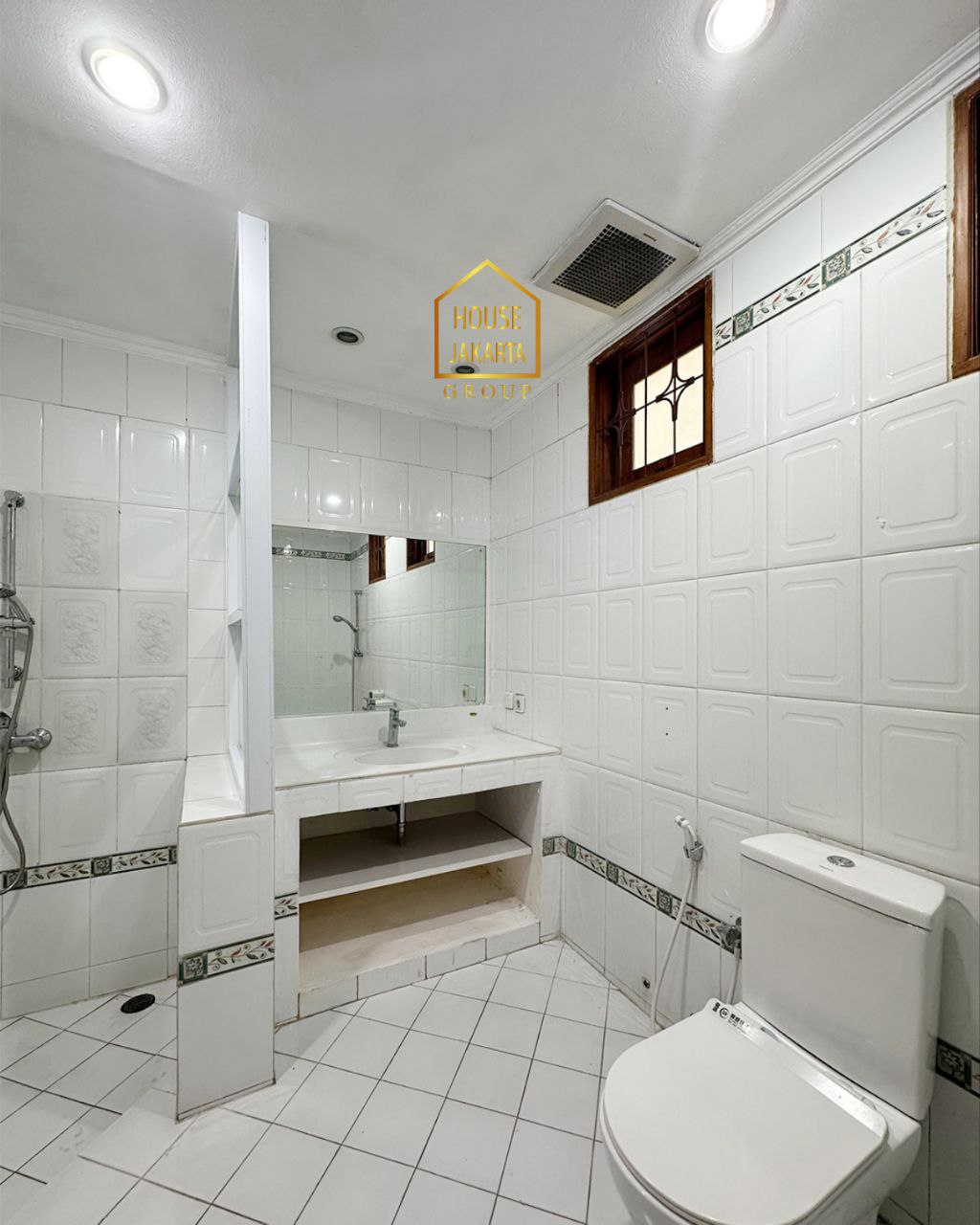 HR1857 Cozy House 2 Lantai Di Menteng with Nice Backyard and Swimming Pool • 2 Storey • Strategic Location