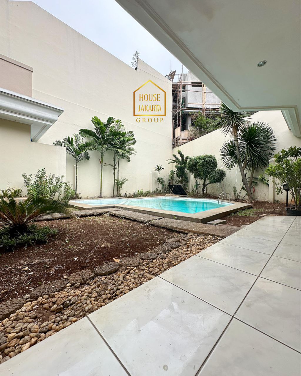 HR1857 Cozy House 2 Lantai Di Menteng with Nice Backyard and Swimming Pool • 2 Storey • Strategic Location