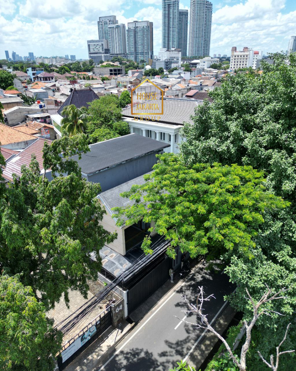 HS1876  Rumah Kemang 3 Lantai di Kawasan Elite dan Strategis • Ada Pool • Jarang Ada • Dekat Kemang Raya