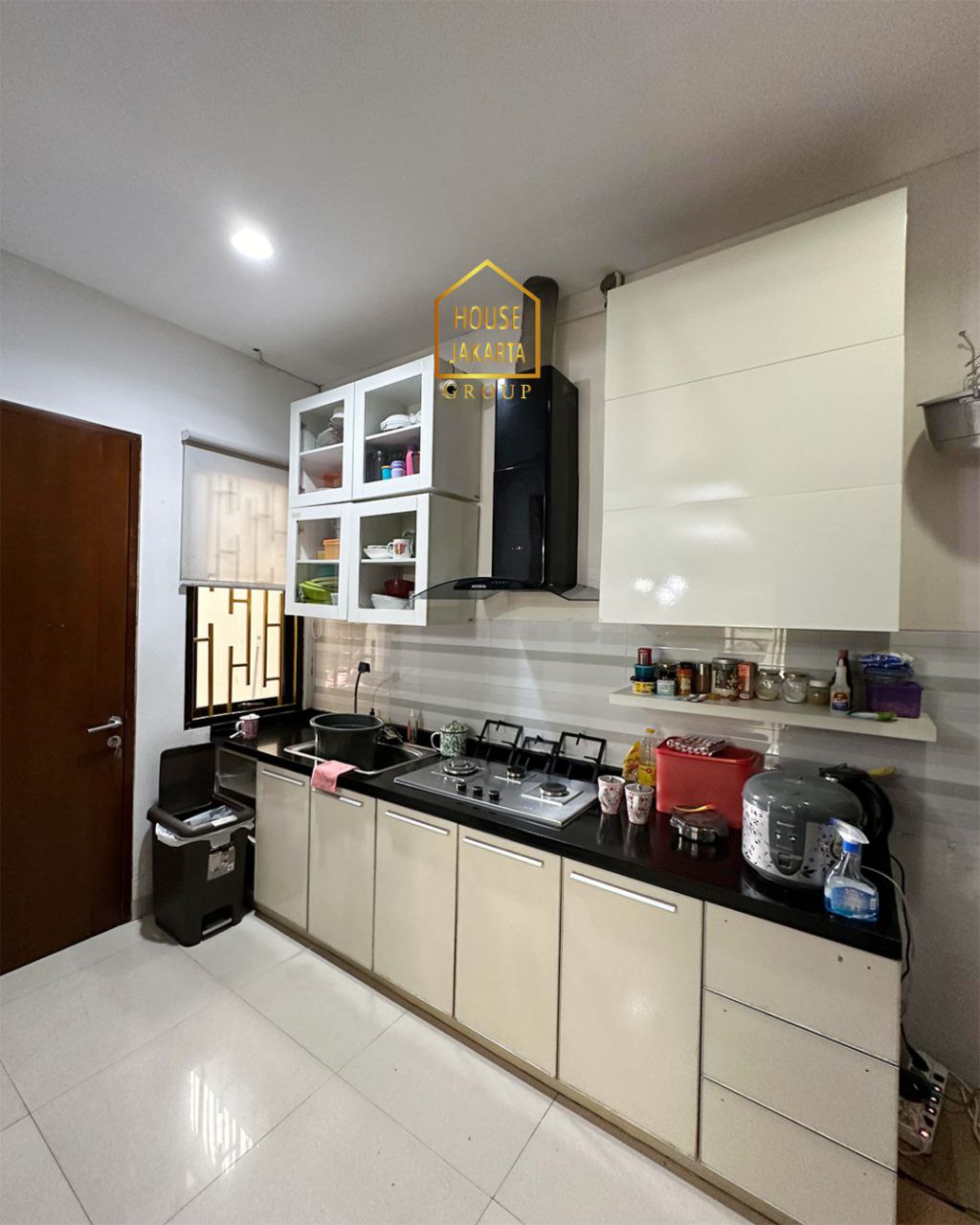 HS1876  Rumah Kemang 3 Lantai di Kawasan Elite dan Strategis • Ada Pool • Jarang Ada • Dekat Kemang Raya