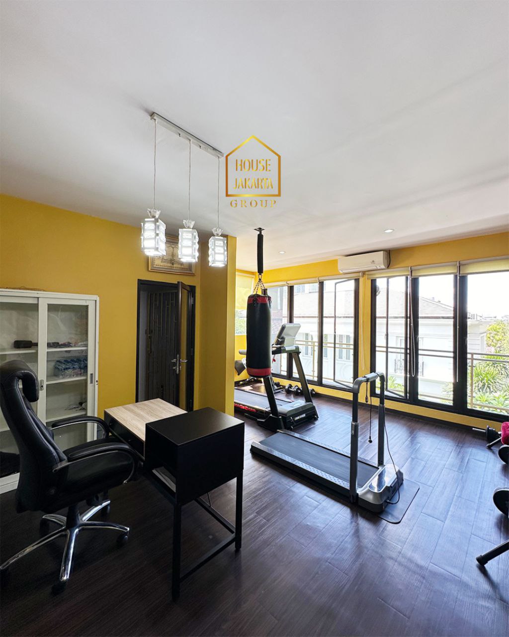 HS1876  Rumah Kemang 3 Lantai di Kawasan Elite dan Strategis • Ada Pool • Jarang Ada • Dekat Kemang Raya