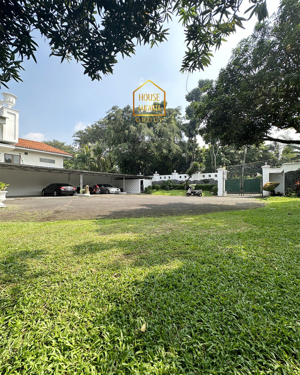 HS1890 TURUN HARGA !!  Rumah dengan Halaman Luas DEKAT KEMANG RAYA, Hijau Asri