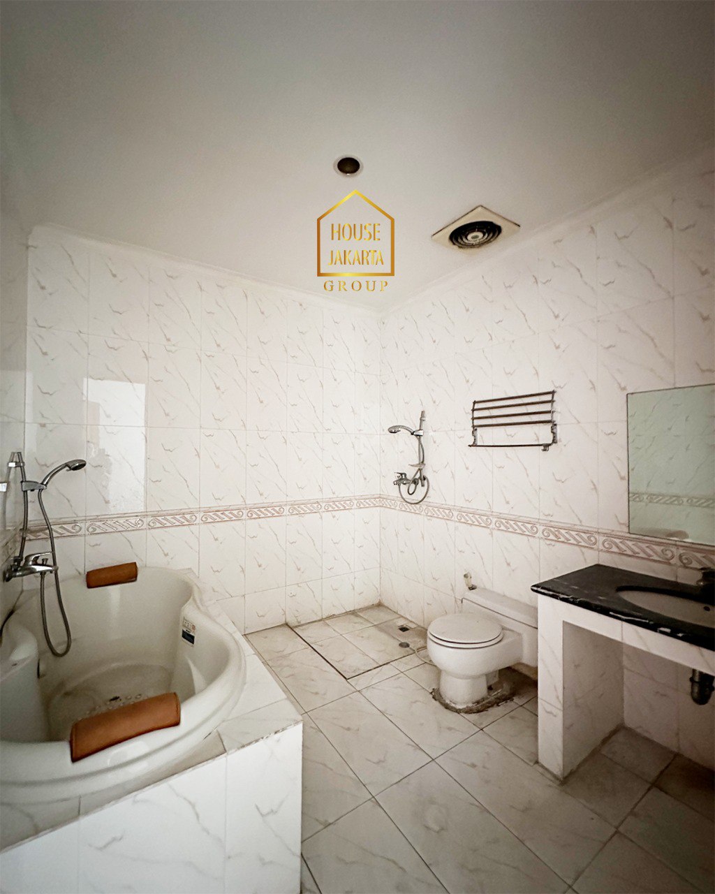 HS1892  Rumah Mewah Mega Kuningan Termurah Di Bawah NJOP 2 Lantai + Basement. Dengan Pool & Garden, Turun Harga, 