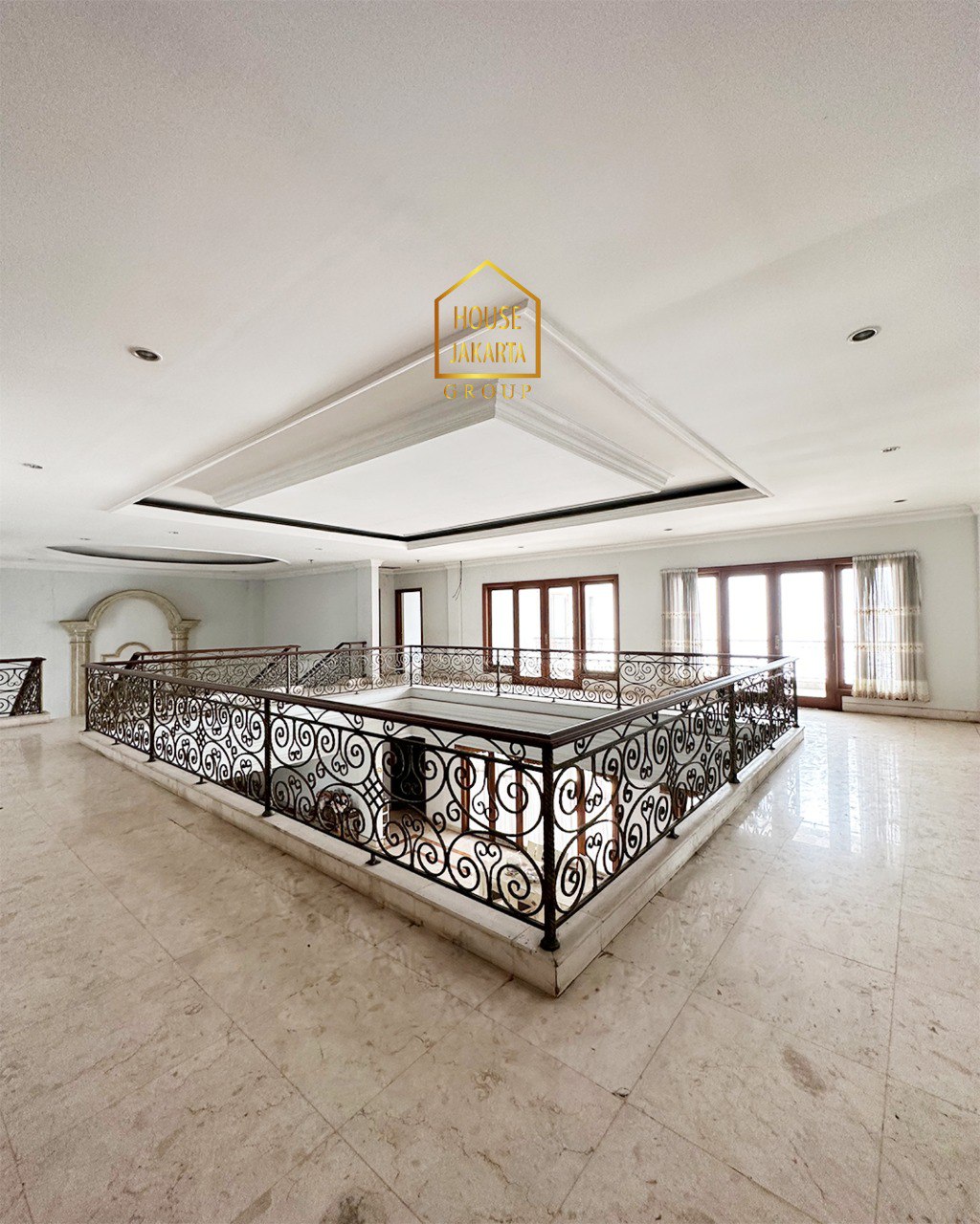 HS1892  Rumah Mewah Mega Kuningan Termurah Di Bawah NJOP 2 Lantai + Basement. Dengan Pool & Garden, Turun Harga, 