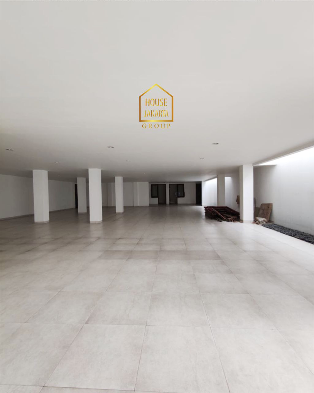 HS1893 Modern Classic House Pondok Indah 2 Lantai + Basement, Siap Huni, Di Area Tenang