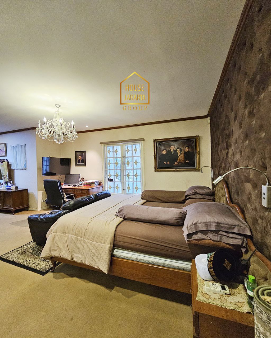 HS1910  Rumah 2 Lantai Siap Huni Di Pejaten Barat , Taman & Pool, Tanah Ngantong, Dekat Kemang