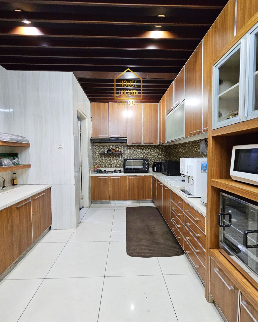 HS1910  Rumah 2 Lantai Siap Huni Di Pejaten Barat , Taman & Pool, Tanah Ngantong, Dekat Kemang