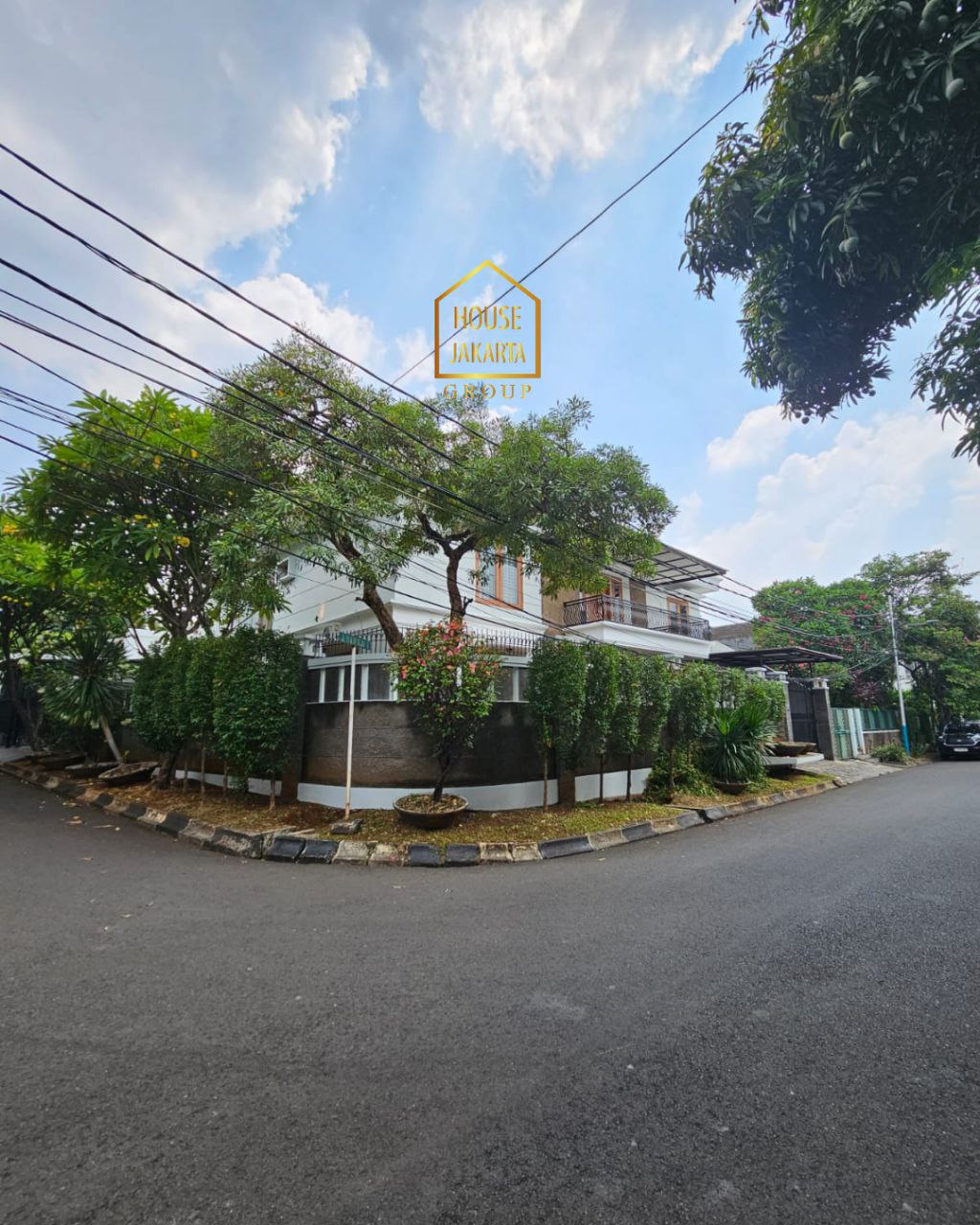 HR1919  Rumah Pondok Indah 2 Lantai Siap Huni, Ada Taman dan Pool. Area Elite. Murah
