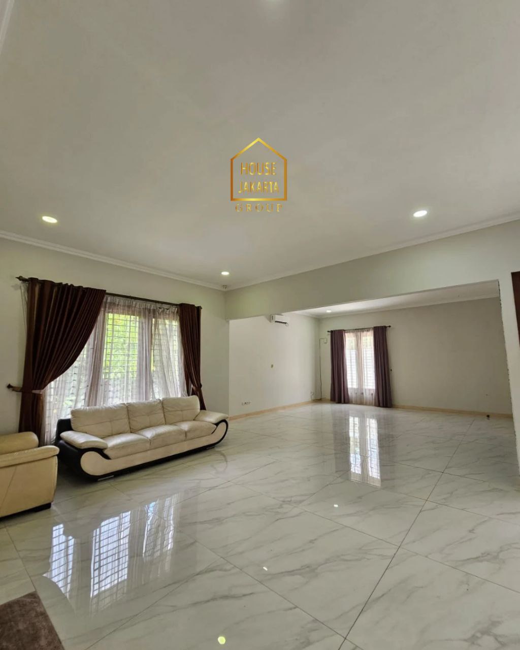HR1919  Rumah Pondok Indah 2 Lantai Siap Huni, Ada Taman dan Pool. Area Elite. Murah