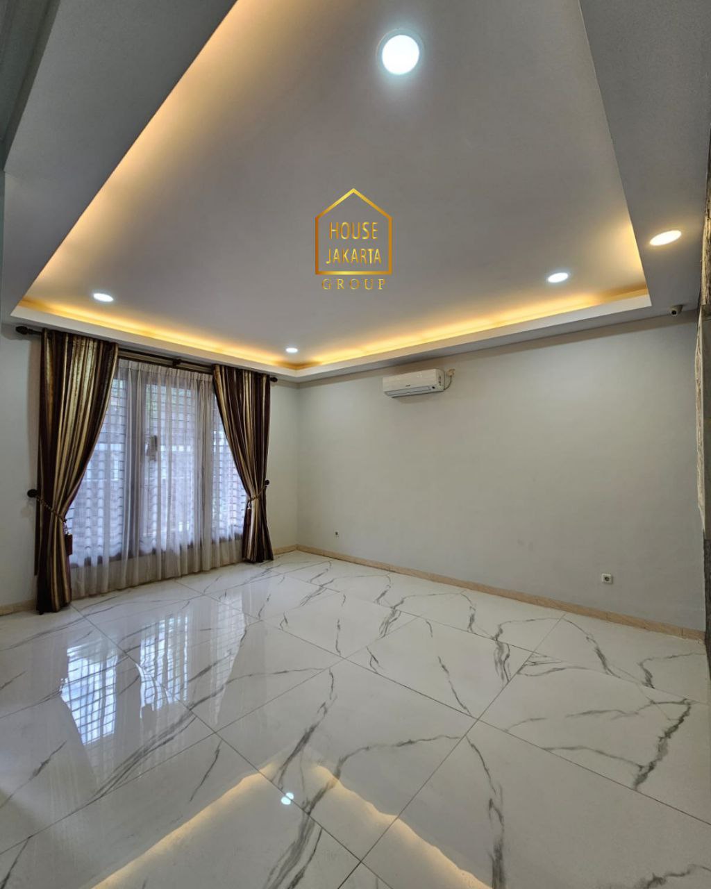 HR1919  Rumah Pondok Indah 2 Lantai Siap Huni, Ada Taman dan Pool. Area Elite. Murah
