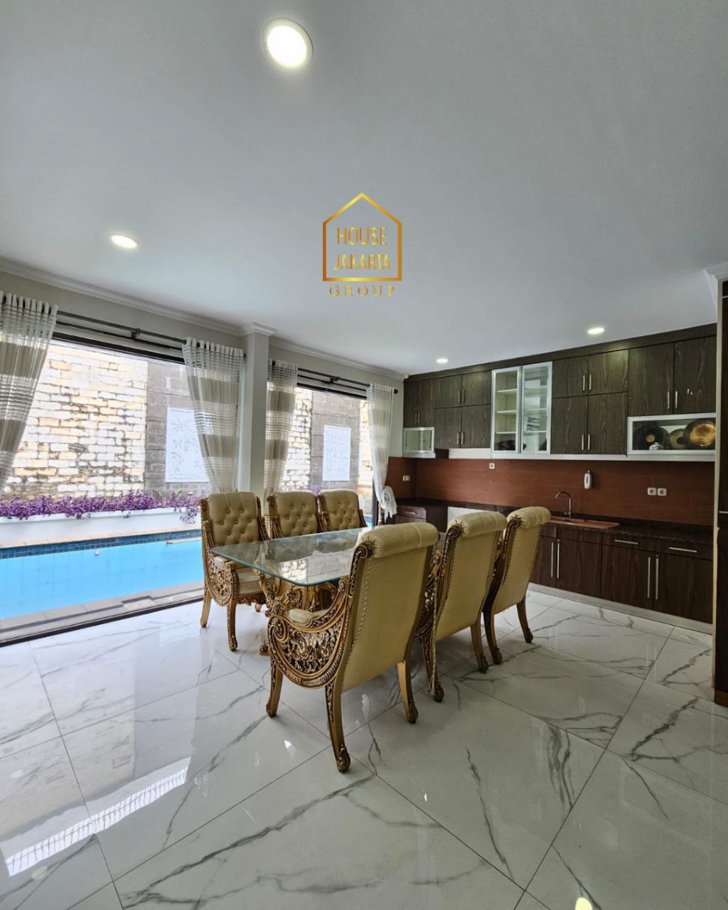 HR1919  Rumah Pondok Indah 2 Lantai Siap Huni, Ada Taman dan Pool. Area Elite. Murah