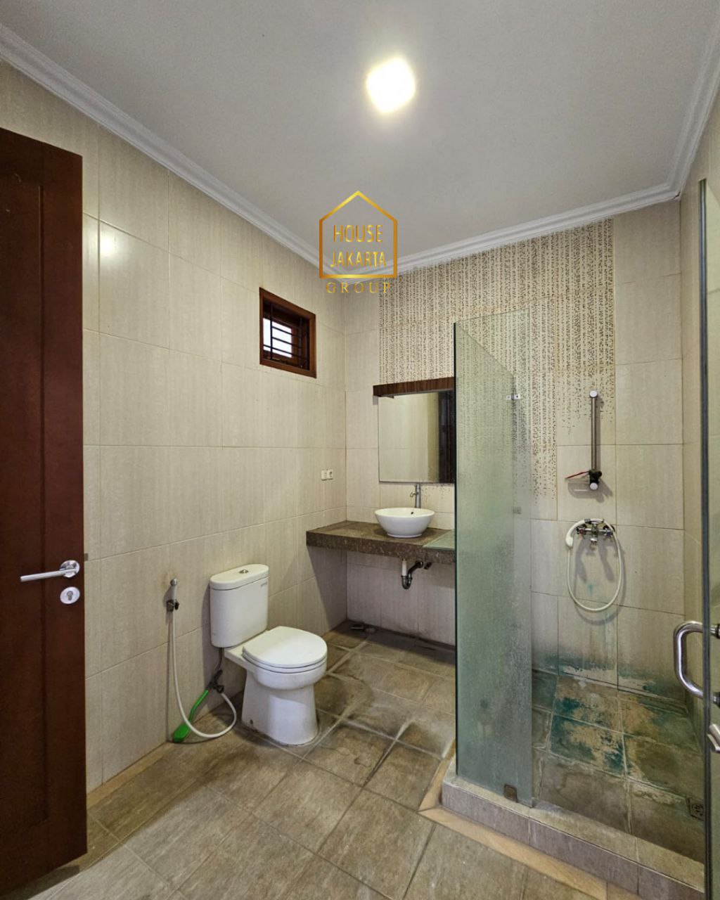 HR1919  Rumah Pondok Indah 2 Lantai Siap Huni, Ada Taman dan Pool. Area Elite. Murah