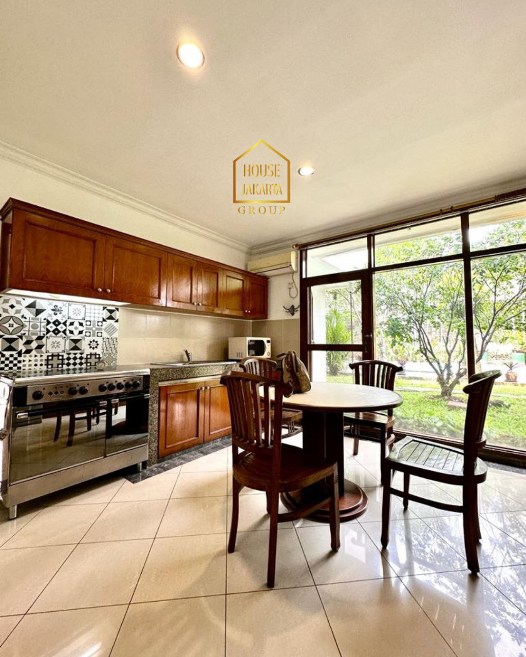 HS1920 Rumah Asri Kemang Area Ada Taman Luas dan Pool, Siap Huni. Murah. Jalan Lebar & Tenang