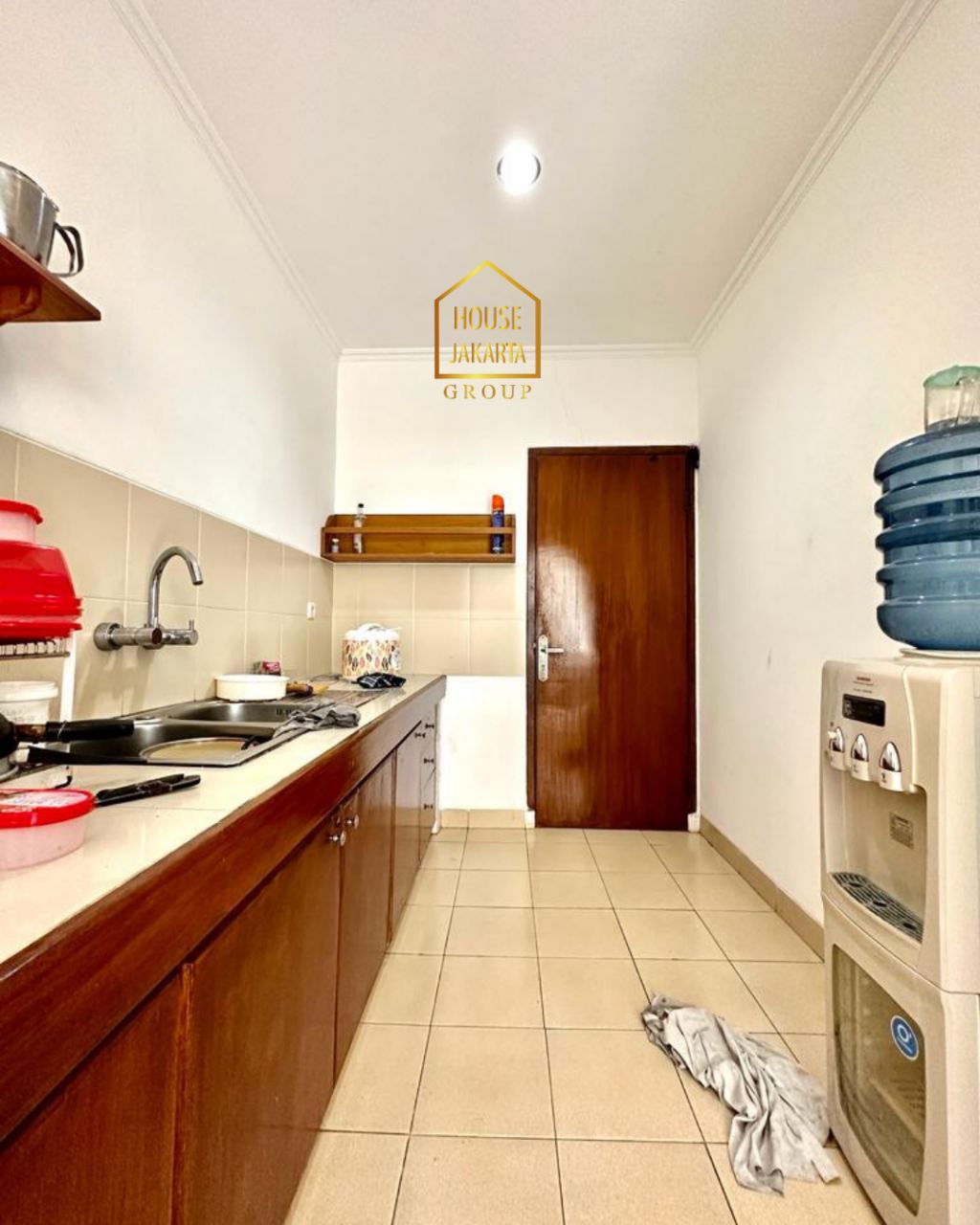 HS1920 Rumah Asri Kemang Area Ada Taman Luas dan Pool, Siap Huni. Murah. Jalan Lebar & Tenang