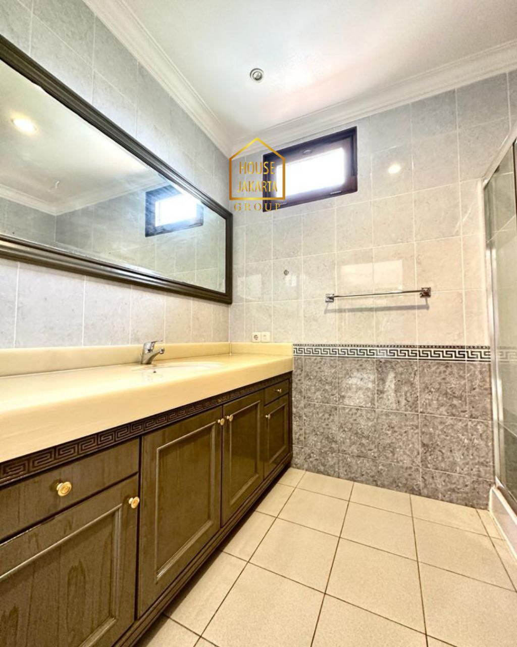 HS1920 Rumah Asri Kemang Area Ada Taman Luas dan Pool, Siap Huni. Murah. Jalan Lebar & Tenang