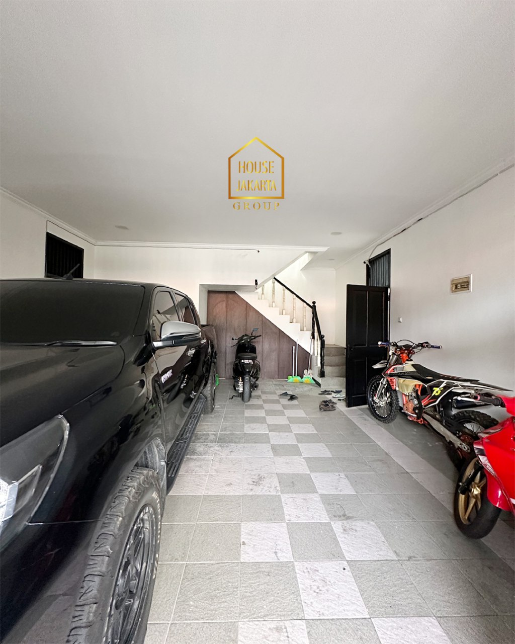 HS1935  Rumah Murah Pancoran Area Siap Huni 2  Lantai. Area Tenang • Semi Furnished • Ada Taman Luas