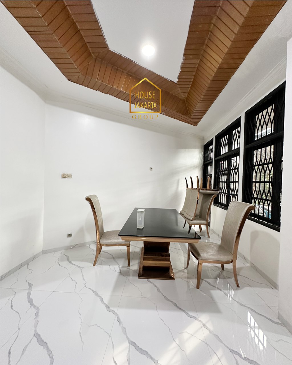 HS1935  Rumah Murah Pancoran Area Siap Huni 2  Lantai. Area Tenang • Semi Furnished • Ada Taman Luas