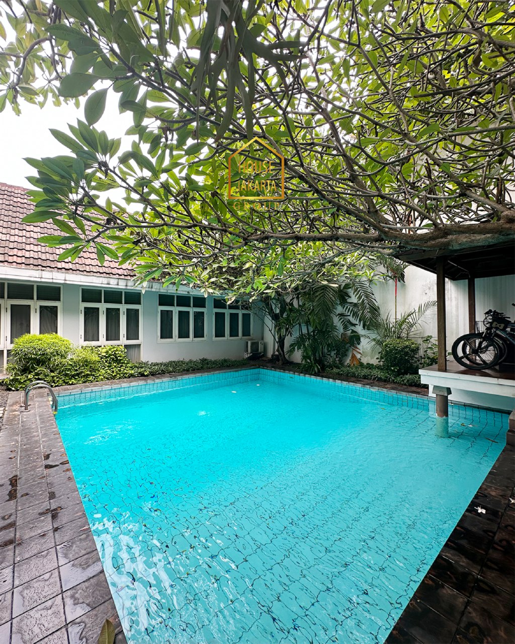 HS1936  Rumah Pondok Indah 2 Lantai Dengan Taman & Pool. Strategis Dekat PIM & Simatupang