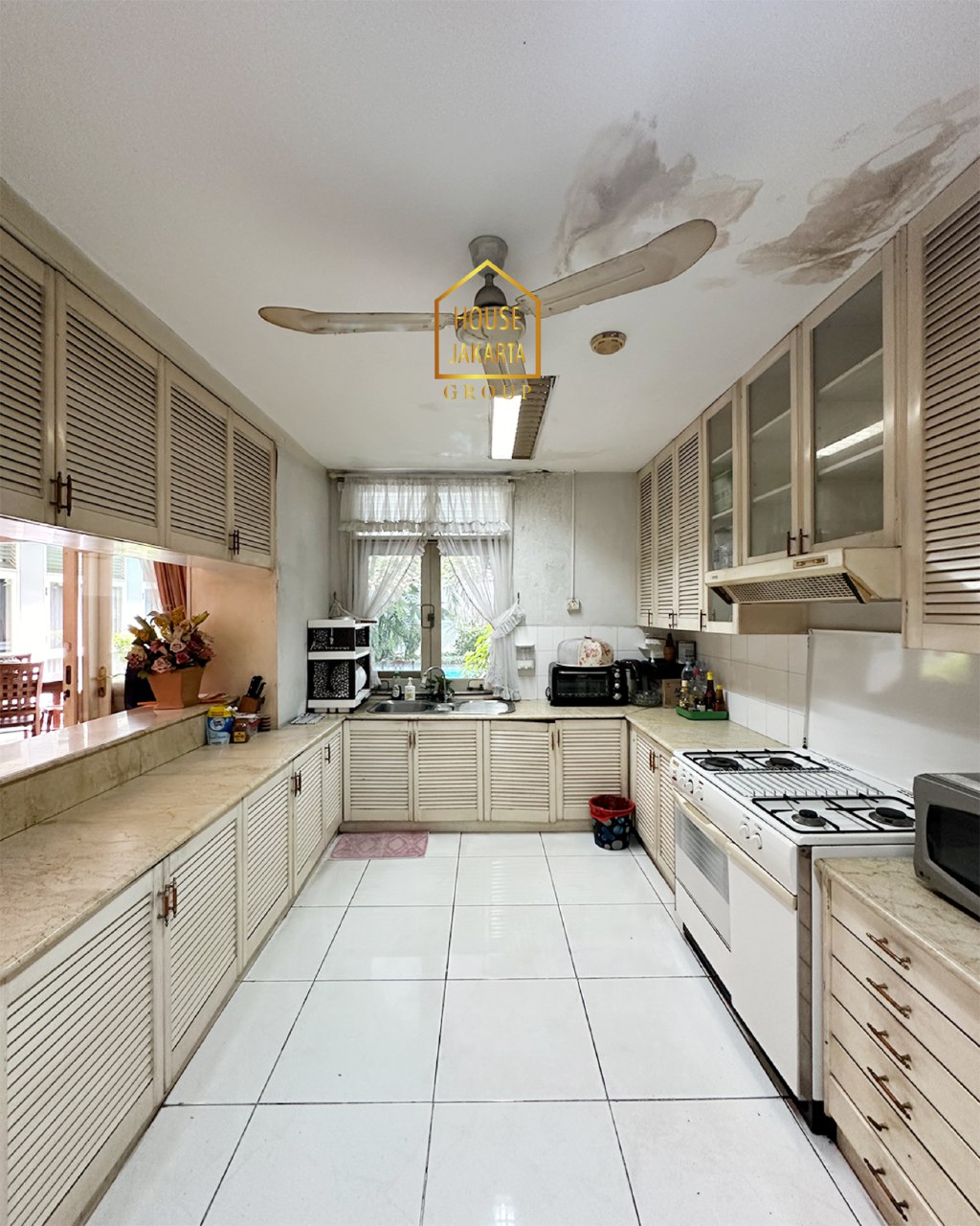 HS1936  Rumah Pondok Indah 2 Lantai Dengan Taman & Pool. Strategis Dekat PIM & Simatupang