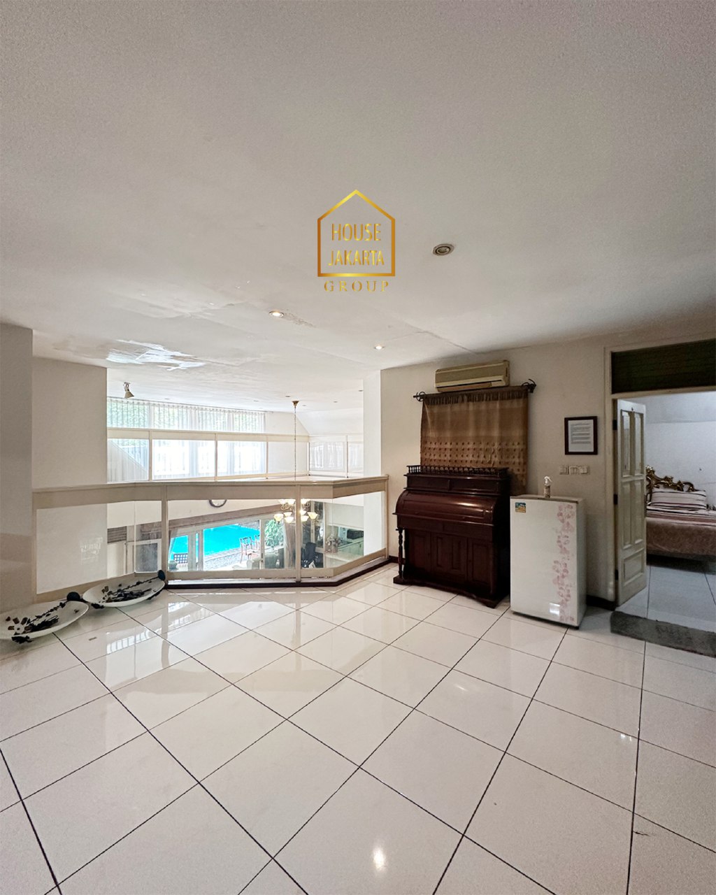 HS1936  Rumah Pondok Indah 2 Lantai Dengan Taman & Pool. Strategis Dekat PIM & Simatupang