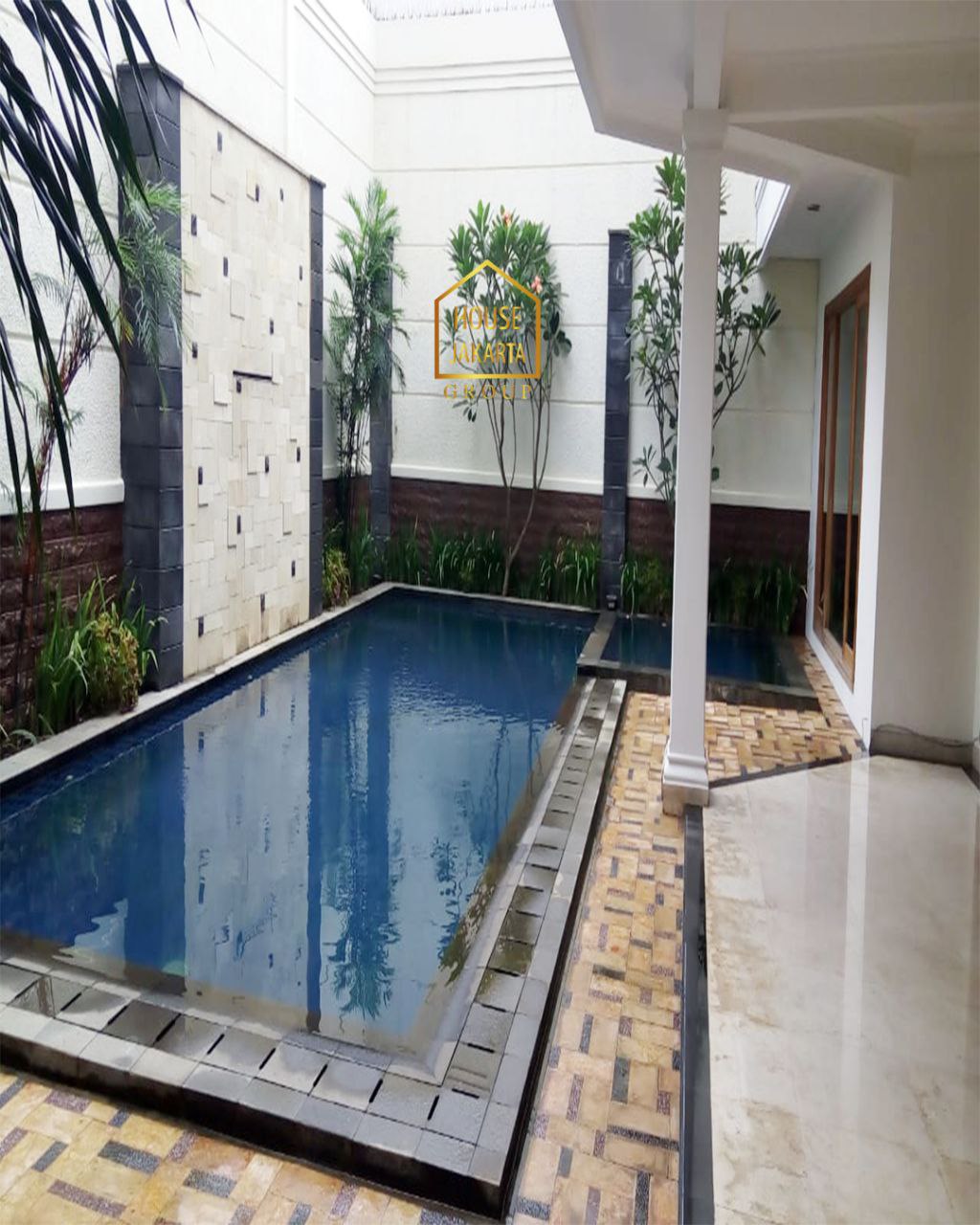 HS1940  Rumah Pondok Indah 2 Lantai Siap Huni, Ada Taman & Pool. Area Prime Dengan Jalan Lebar Dan Tenang