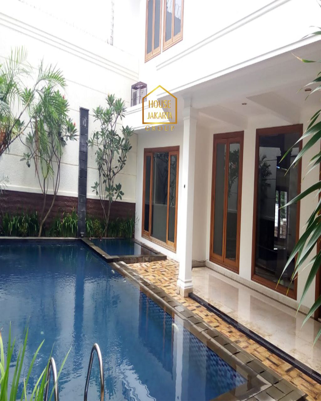 HS1940  Rumah Pondok Indah 2 Lantai Siap Huni, Ada Taman & Pool. Area Prime Dengan Jalan Lebar Dan Tenang