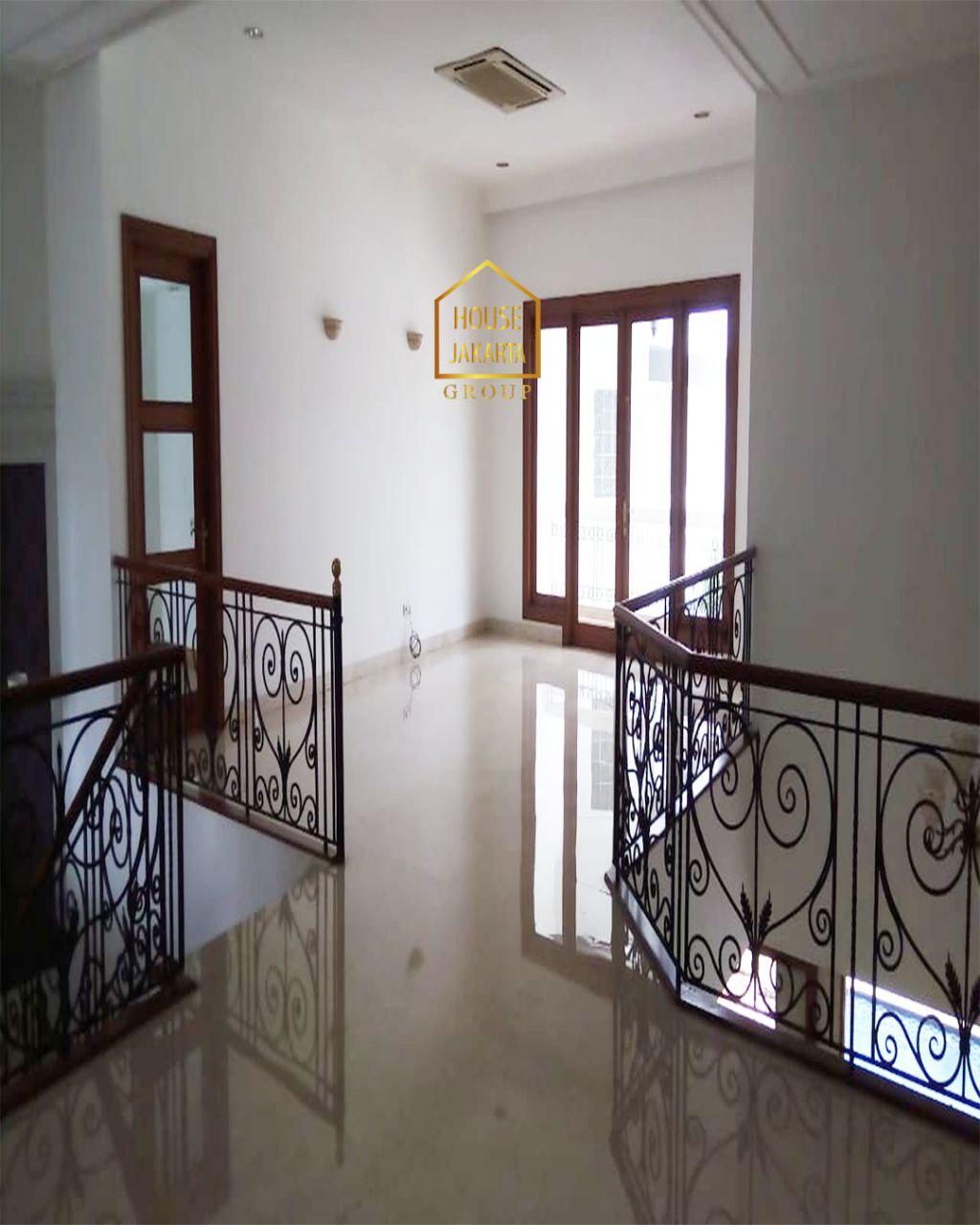 HS1940  Rumah Pondok Indah 2 Lantai Siap Huni, Ada Taman & Pool. Area Prime Dengan Jalan Lebar Dan Tenang