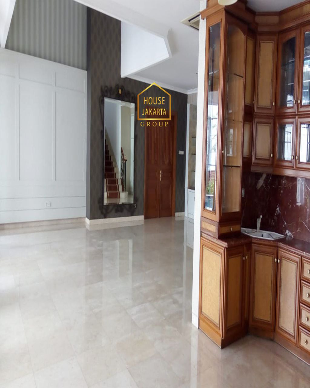 HS1940  Rumah Pondok Indah 2 Lantai Siap Huni, Ada Taman & Pool. Area Prime Dengan Jalan Lebar Dan Tenang