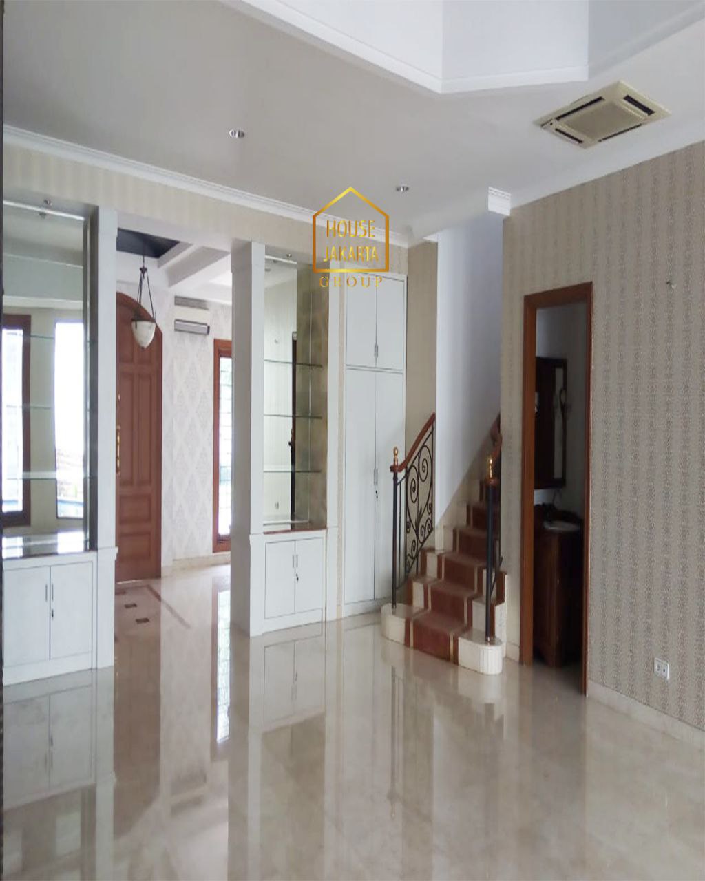 HS1940  Rumah Pondok Indah 2 Lantai Siap Huni, Ada Taman & Pool. Area Prime Dengan Jalan Lebar Dan Tenang
