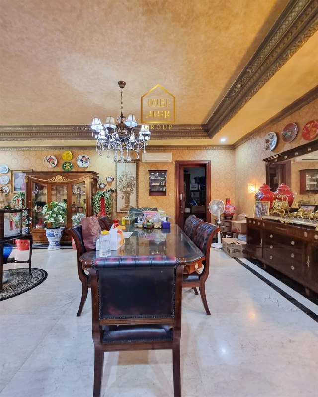 HS1942 Rumah Bagus Lebak Bulus 2 Lantai Siap Huni, Taman & Pool, Murah, Semi Furnished, Dekat Tol