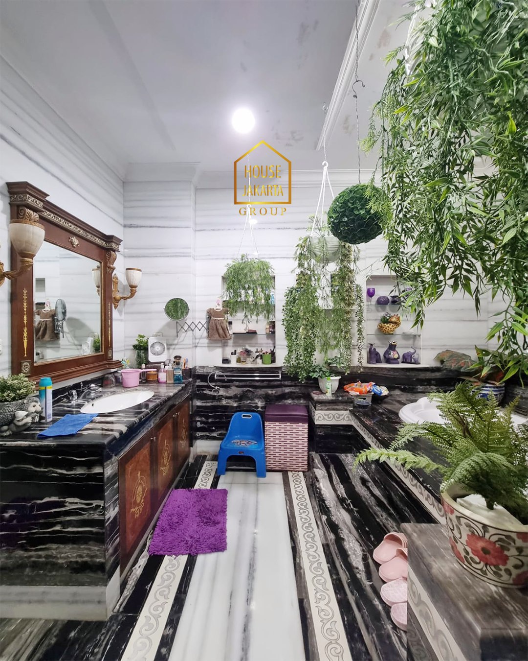 HS1942 Rumah Bagus Lebak Bulus 2 Lantai Siap Huni, Taman & Pool, Murah, Semi Furnished, Dekat Tol