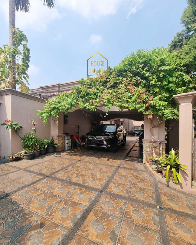 HS1942 Rumah Bagus Lebak Bulus 2 Lantai Siap Huni, Taman & Pool, Murah, Semi Furnished, Dekat Tol