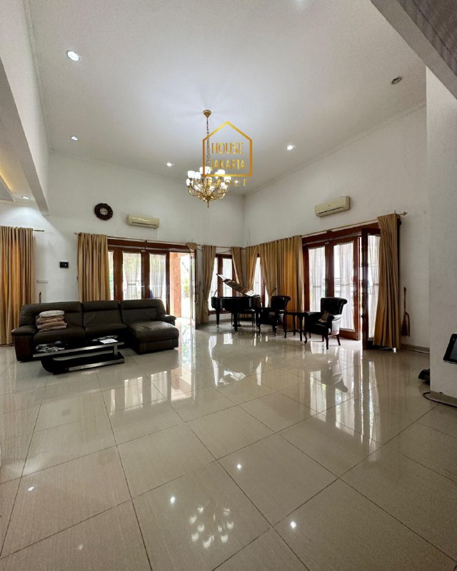 HS1943  Rumah Kebagusan Area 2,5 Lantai, Rooftop. Taman Luas. Ada gym + Mini Basket. Jalan Lebar