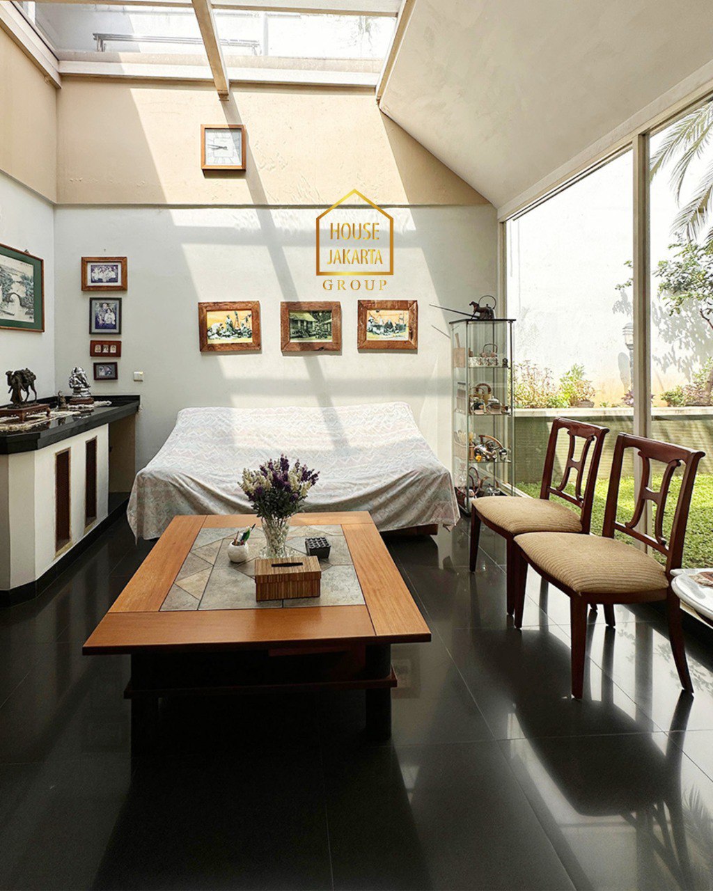 HS1967 FOR SALE: Rumah 2 Lantai Murah Siap Huni KEBAYORAN BARU. Row Jalan Lebar, Lingkungan Asri dan Tenang. Prime Area