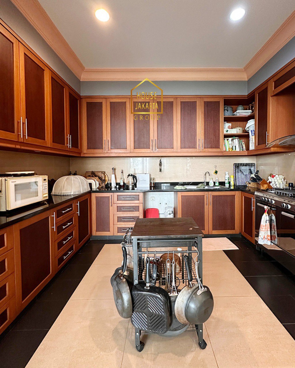 HS1967 FOR SALE: Rumah 2 Lantai Murah Siap Huni KEBAYORAN BARU. Row Jalan Lebar, Lingkungan Asri dan Tenang. Prime Area