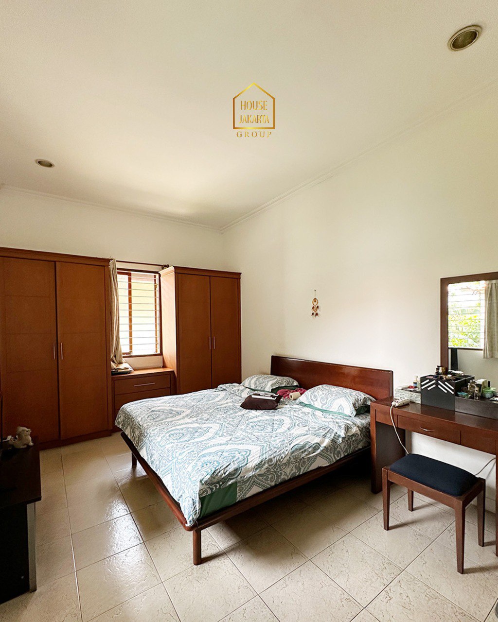 HS1968 Dua Bangunan Rumah Siap Huni 2 Lantai Murah di CILANDAK. Taman Luas, Carport 5 Mobil. Lokasi Strategis Dekat Citos dan MRT