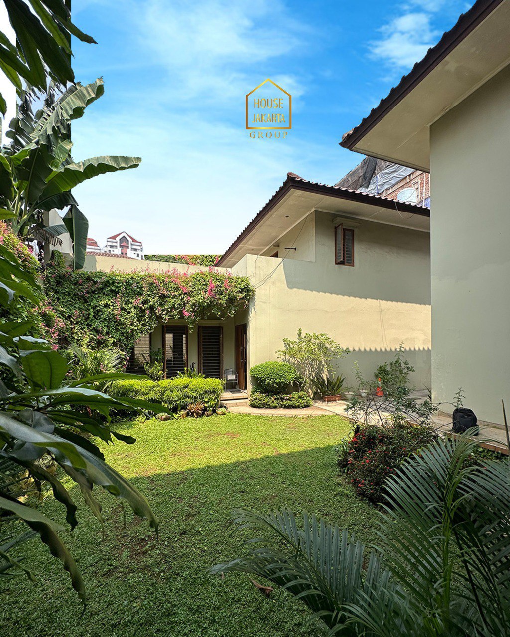 HS1968 Dua Bangunan Rumah Siap Huni 2 Lantai Murah di CILANDAK. Taman Luas, Carport 5 Mobil. Lokasi Strategis Dekat Citos dan MRT