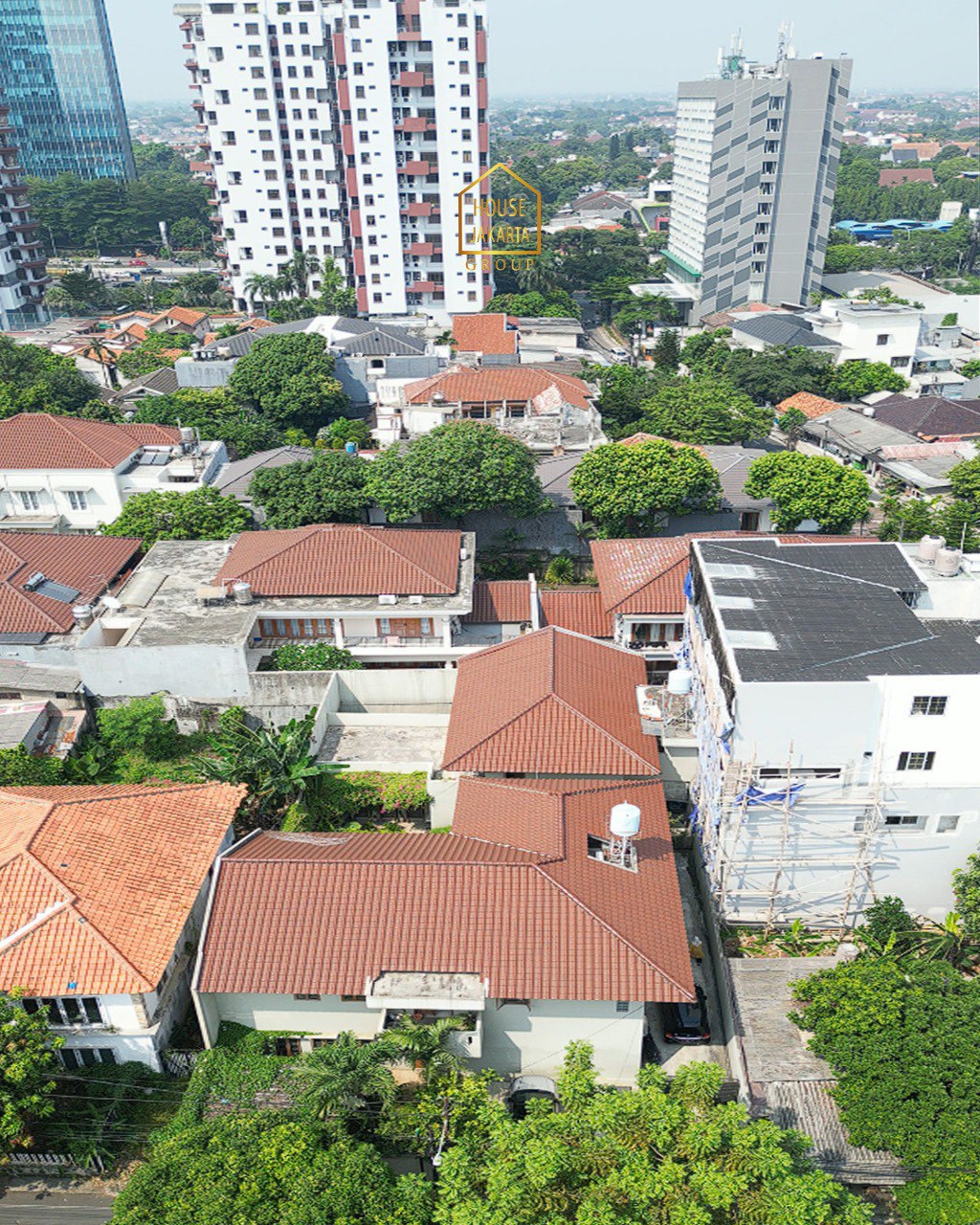 HS1968 Dua Bangunan Rumah Siap Huni 2 Lantai Murah di CILANDAK. Taman Luas, Carport 5 Mobil. Lokasi Strategis Dekat Citos dan MRT