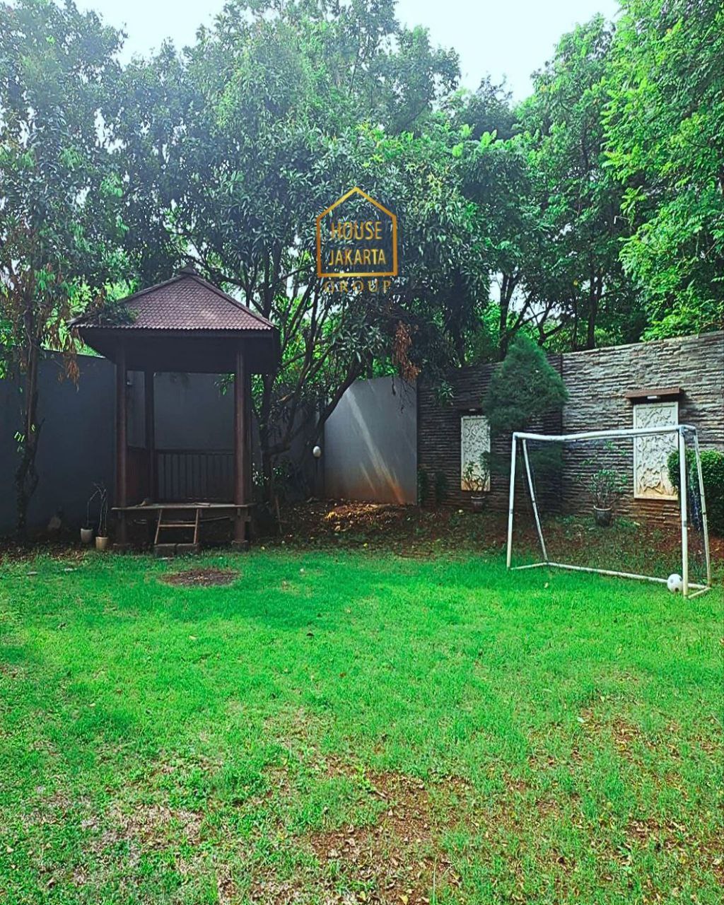 HS1970 FOR SALE: TOWNHOUSE 2,5 Lantai Siap Huni + Rooftop di Area  JAGAKARSA. Taman Belakang Luas, Carport 4  Mobil