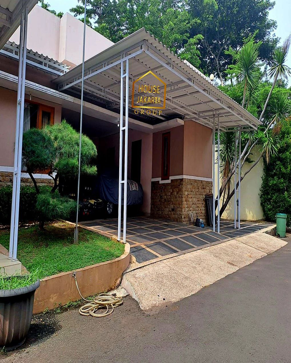 HS1970 FOR SALE: TOWNHOUSE 2,5 Lantai Siap Huni + Rooftop di Area  JAGAKARSA. Taman Belakang Luas, Carport 4  Mobil