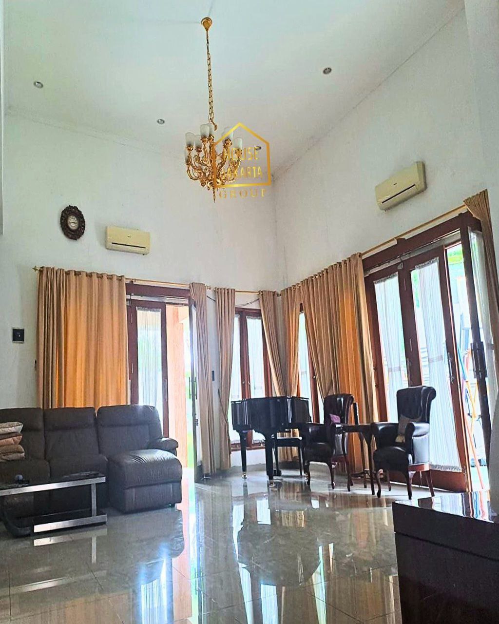 HS1970 FOR SALE: TOWNHOUSE 2,5 Lantai Siap Huni + Rooftop di Area  JAGAKARSA. Taman Belakang Luas, Carport 4  Mobil