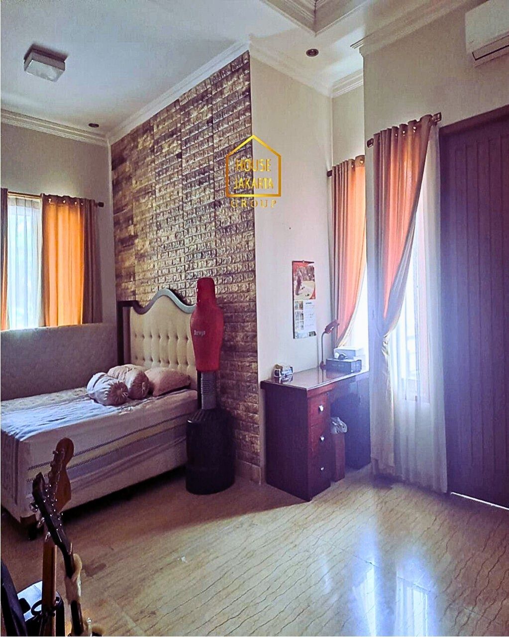 HS1970 FOR SALE: TOWNHOUSE 2,5 Lantai Siap Huni + Rooftop di Area  JAGAKARSA. Taman Belakang Luas, Carport 4  Mobil