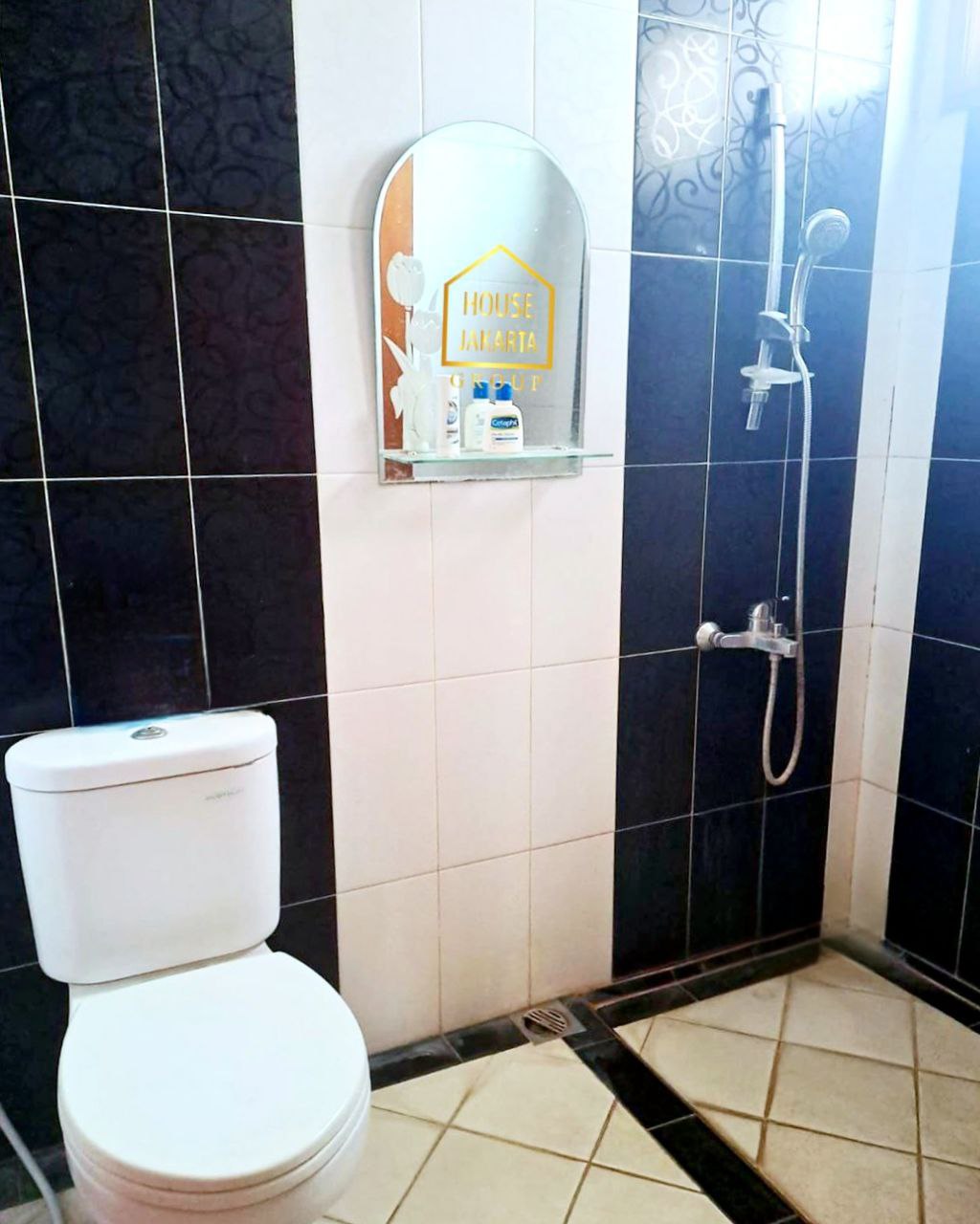 HS1970 FOR SALE: TOWNHOUSE 2,5 Lantai Siap Huni + Rooftop di Area  JAGAKARSA. Taman Belakang Luas, Carport 4  Mobil