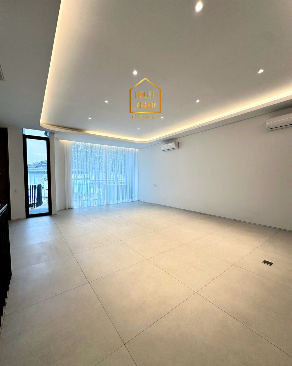 HS1971 FOR SALE: BRAND NEW KEMANG. Modern Minimalis House, 3 Lantai + Rooftop Lounge, terdapat  Private Garden Terrace. Lokasi Elite di Jakarta Selatan Dekat Mall, Sekolah Internasional, dan Perkantoran