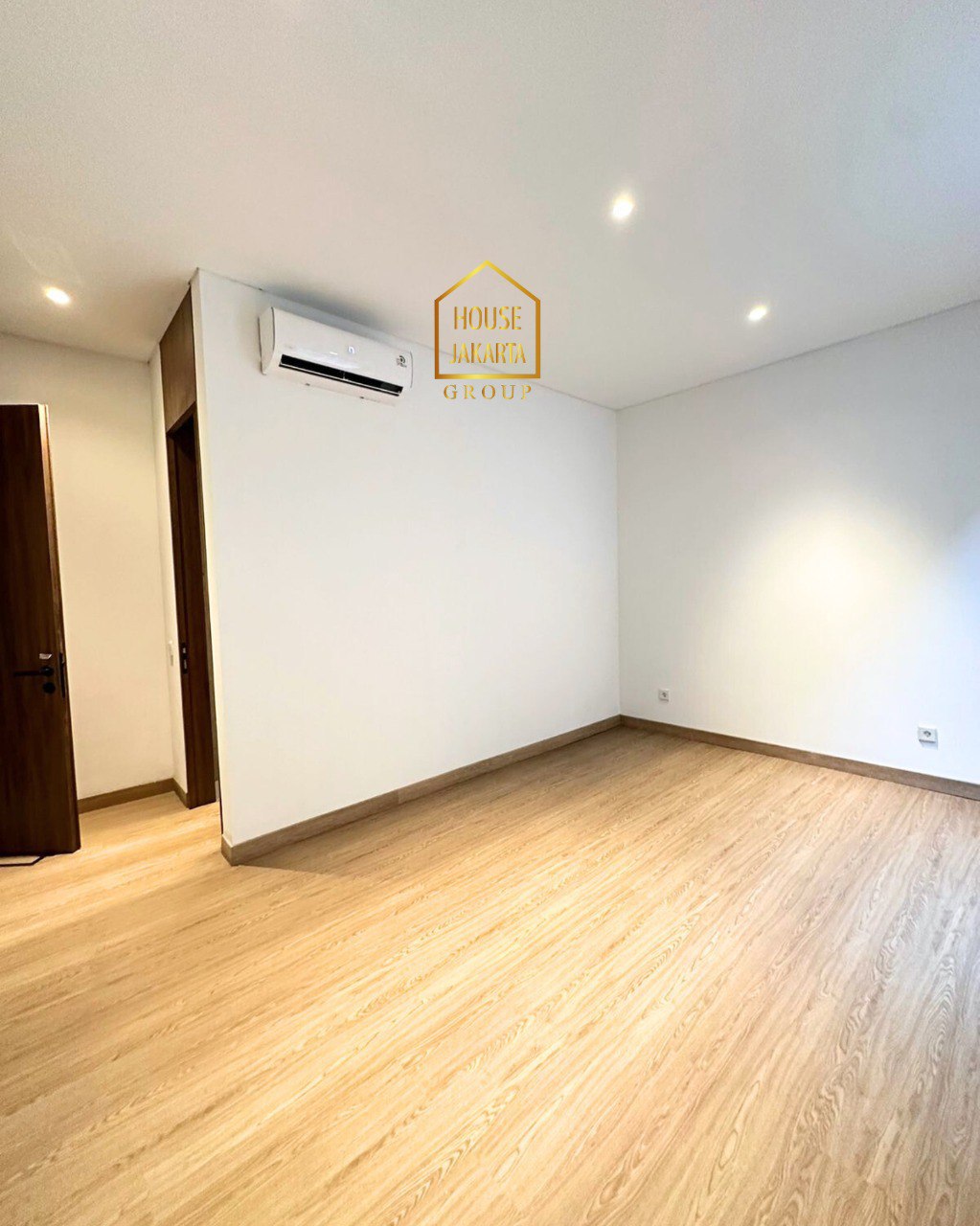 HS1971 FOR SALE: BRAND NEW KEMANG. Modern Minimalis House, 3 Lantai + Rooftop Lounge, terdapat  Private Garden Terrace. Lokasi Elite di Jakarta Selatan Dekat Mall, Sekolah Internasional, dan Perkantoran