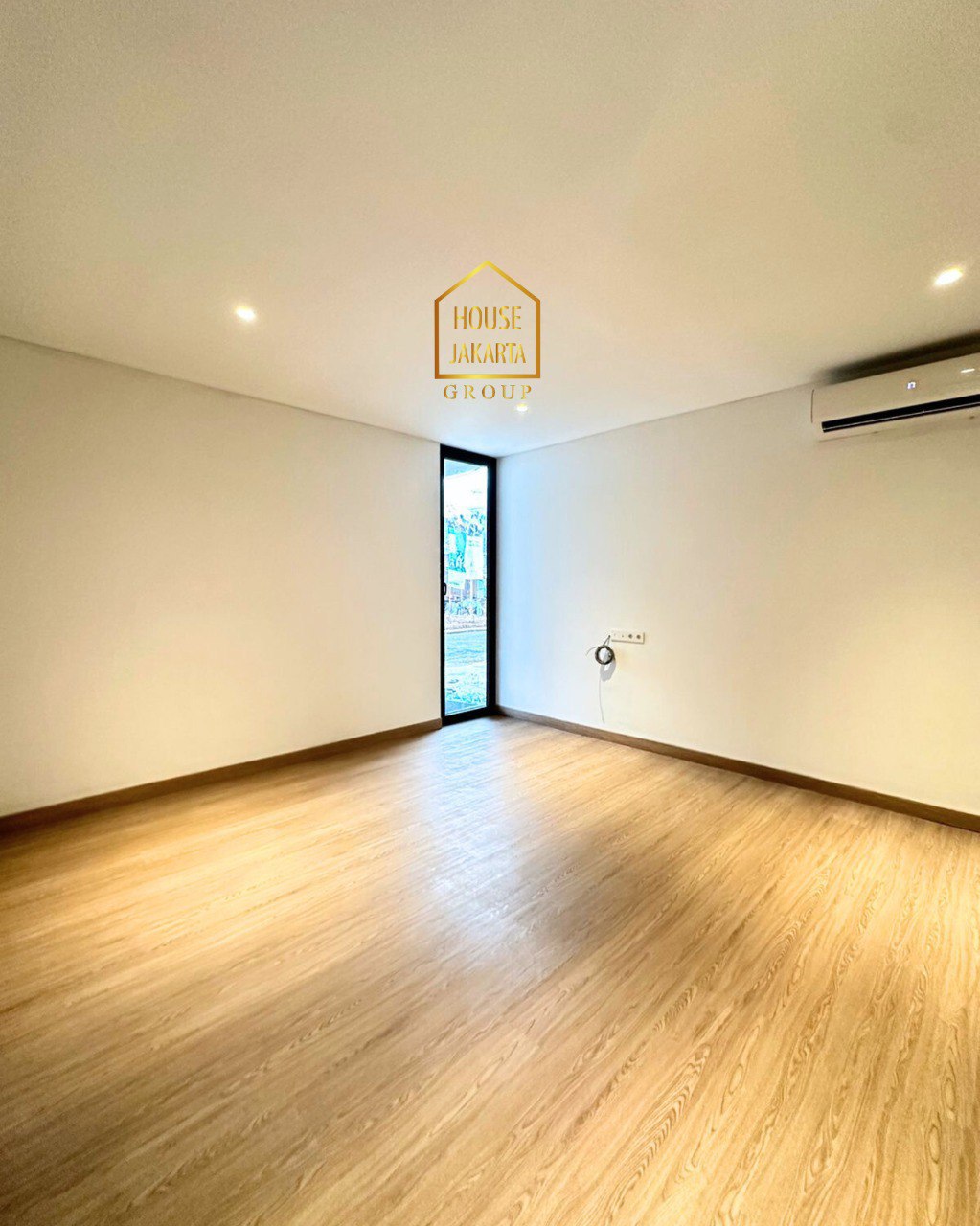 HS1971 FOR SALE: BRAND NEW KEMANG. Modern Minimalis House, 3 Lantai + Rooftop Lounge, terdapat  Private Garden Terrace. Lokasi Elite di Jakarta Selatan Dekat Mall, Sekolah Internasional, dan Perkantoran