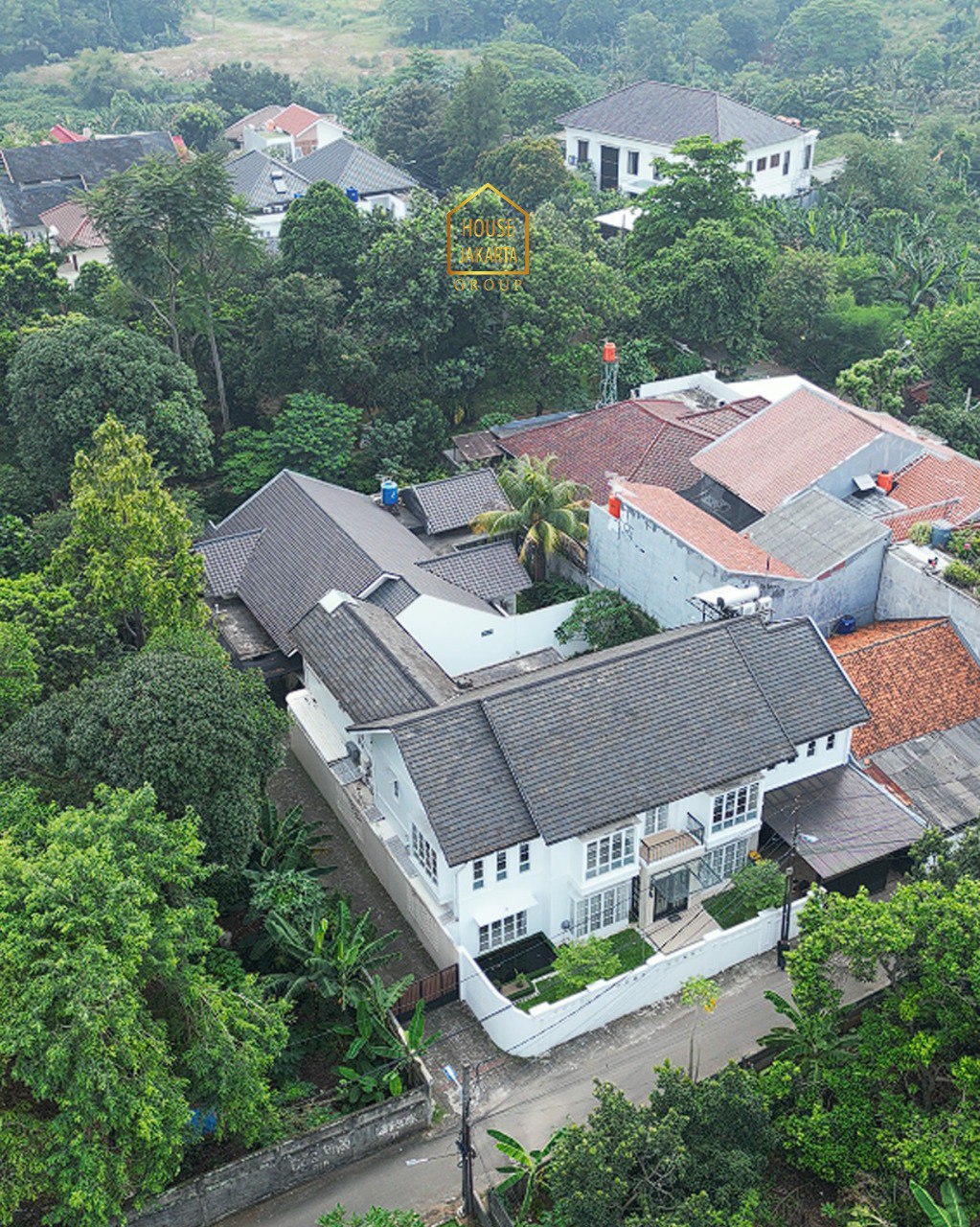 HS1972 FOR SALE: Rumah Mewah Nuansa Villa 2 Lantai JAGAKARSA. Ada Swimming Pool dan Taman. Lantai Marmer. Lingkungan Tenang dan Rindang