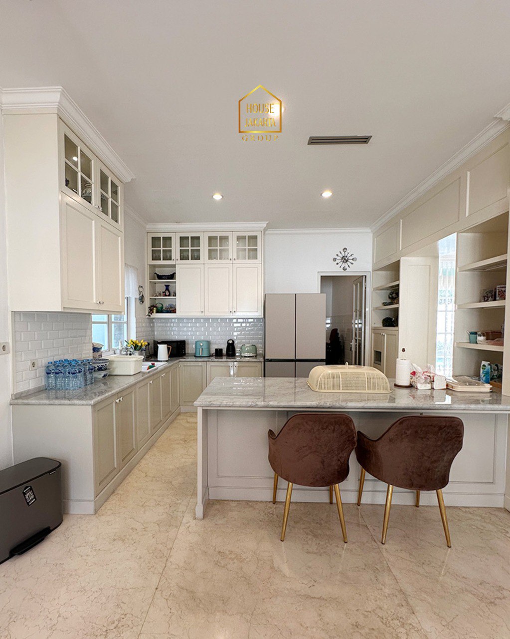 HS1972 FOR SALE: Rumah Mewah Nuansa Villa 2 Lantai JAGAKARSA. Ada Swimming Pool dan Taman. Lantai Marmer. Lingkungan Tenang dan Rindang